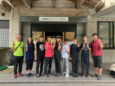 宿舎前での記念撮影