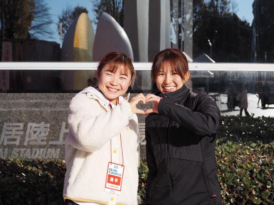 記念撮影➀（左から、新楓菜・福永愛佳）